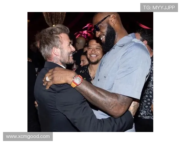 足球明星与裁判亲密合影展现赛场友谊与尊重的精彩瞬间